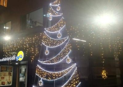 Luminarie San Salvo Realizza illuminazioni professionali per il tuo negozio, la tua città, o la tua cerimonia preferita. Lavoriamo sul territorio abruzzese, con sede a San Salvo. Illuminazioni san salvo, illuminazioni vasto, illuminazioni cupello, illuminazioni montenero, illuminazioni petacciato e dintorni.