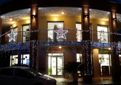 Luminarie San Salvo Realizza illuminazioni professionali per il tuo negozio, la tua città, o la tua cerimonia preferita. Lavoriamo sul territorio abruzzese, con sede a San Salvo. Illuminazioni san salvo, illuminazioni vasto, illuminazioni cupello, illuminazioni montenero, illuminazioni petacciato e dintorni.