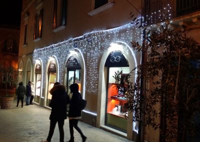 Luminarie San Salvo Realizza illuminazioni professionali per il tuo negozio, la tua città, o la tua cerimonia preferita. Lavoriamo sul territorio abruzzese, con sede a San Salvo. Illuminazioni san salvo, illuminazioni vasto, illuminazioni cupello, illuminazioni montenero, illuminazioni petacciato e dintorni.