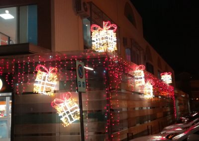 Luminarie San Salvo Realizza illuminazioni professionali per il tuo negozio, la tua città, o la tua cerimonia preferita. Lavoriamo sul territorio abruzzese, con sede a San Salvo. Illuminazioni san salvo, illuminazioni vasto, illuminazioni cupello, illuminazioni montenero, illuminazioni petacciato e dintorni.