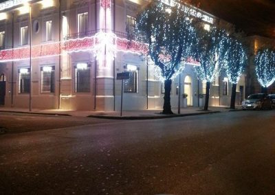 Luminarie San Salvo Realizza illuminazioni professionali per il tuo negozio, la tua città, o la tua cerimonia preferita. Lavoriamo sul territorio abruzzese, con sede a San Salvo. Illuminazioni san salvo, illuminazioni vasto, illuminazioni cupello, illuminazioni montenero, illuminazioni petacciato e dintorni.