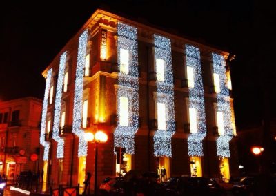 Luminarie San Salvo Realizza illuminazioni professionali per il tuo negozio, la tua città, o la tua cerimonia preferita. Lavoriamo sul territorio abruzzese, con sede a San Salvo. Illuminazioni san salvo, illuminazioni vasto, illuminazioni cupello, illuminazioni montenero, illuminazioni petacciato e dintorni.